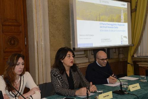 Mariagrazia Santoro (Assessore regionale Infrastrutture e Territorio) durante i lavori del secondo laboratorio di idee per le osservazioni al piano paesaggistico regionale - Trieste 07/11/2017